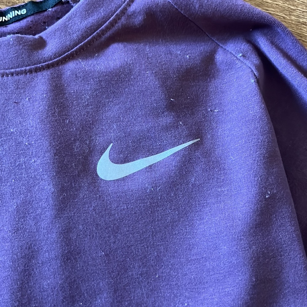 Great condition womens Nike long sleeve shirt. Size medium. - Picture 3 of 6